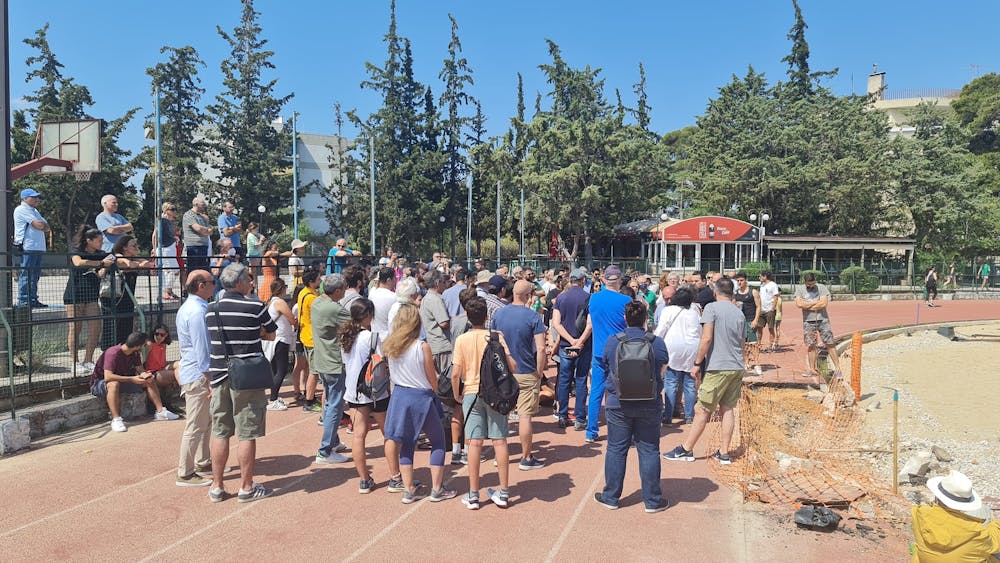 Με τα σώματά τους απέναντι στη μπουλντόζα για να προστατέψουν το στίβο (Pics) runbeat.gr